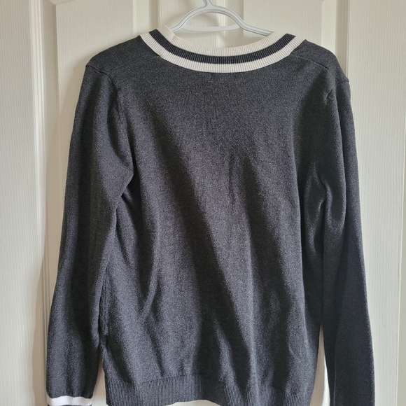 V neck grey sweater - Picture 2 of 3